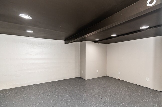 Building Photo - Beautiful Renovated 2 Bed 1 Bath Home