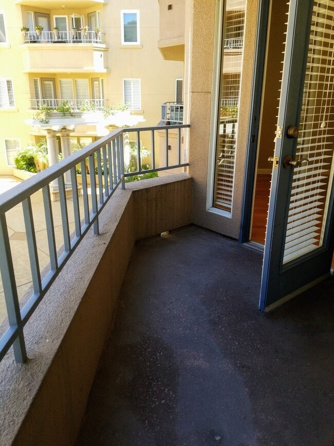 Building Photo - $2595. Marina District upgraded 1bd 1ba with balcony 735 sq ft