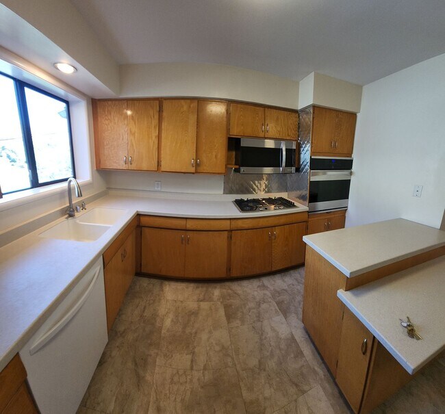 Building Photo - 5 Bedroom 3 bathroom in close proximity to POLY CAMPUS!