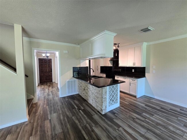 Building Photo - 9211 Kempwood Dr