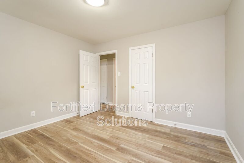 Building Photo - 1615 Eastwood Ave