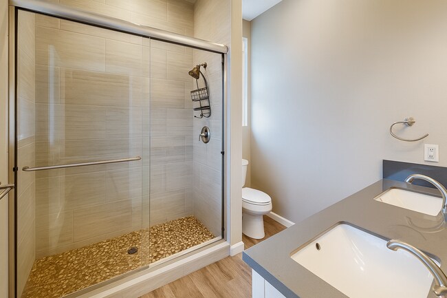 Building Photo - 7 Bed 3 Bath House on Tipton- Great for Big Groups!!