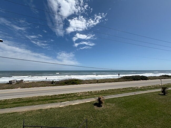 Building Photo - Beautiful 2 Bedroom Condo with Ocean Views!