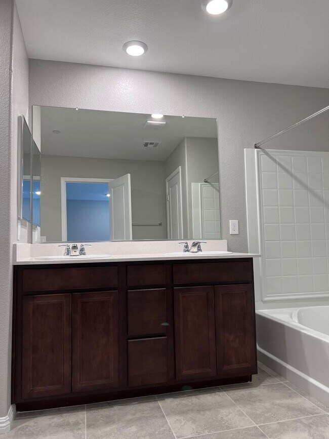 Building Photo - CASA BELLA COMMUNITY 3 BEDROOM 2.5 BATH LO...
