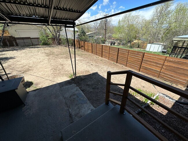 Building Photo - Cozy Rancher In The Addisons!