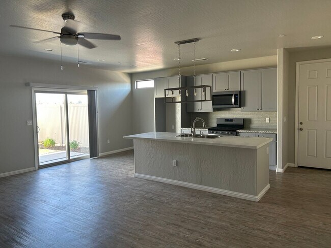 Building Photo - Like New Energy Efficient 3 Bedroom