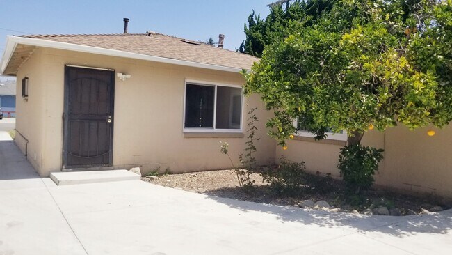 Building Photo - Cozy 2 bedroom and 1 bathroom near Port Hueneme Beach!