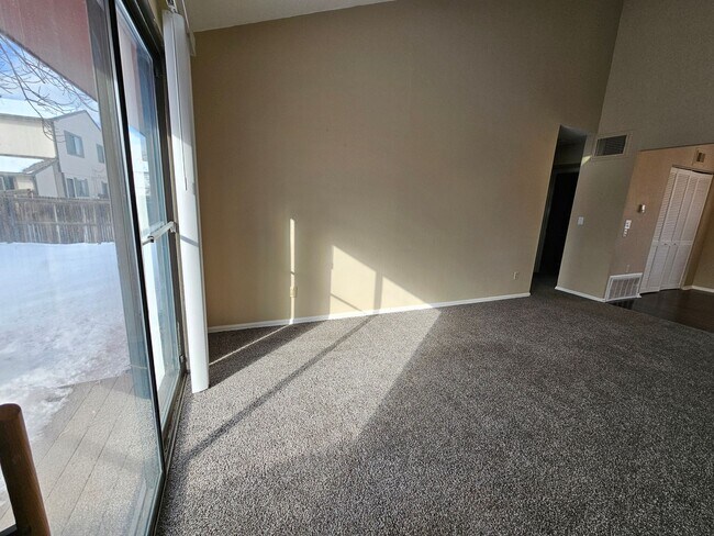 Building Photo - Charming 2 Bedroom 2 Bath w/ Large Yard, 1 Car Garage and Central Air/Heat