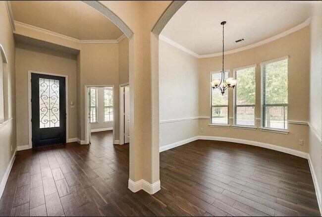 Building Photo - 2216 Grant Pk Wy