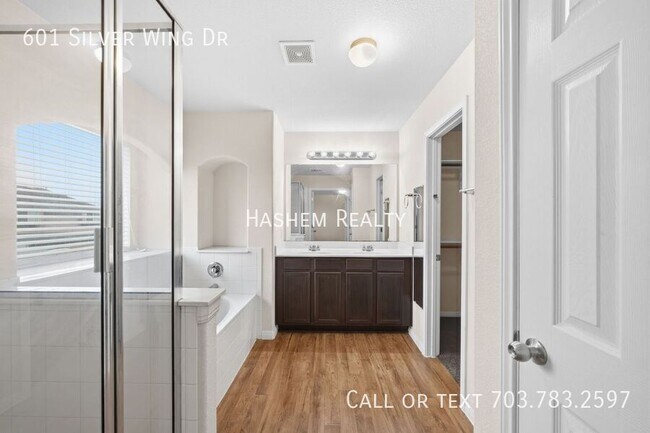 Building Photo - 601 Silver Wing Dr