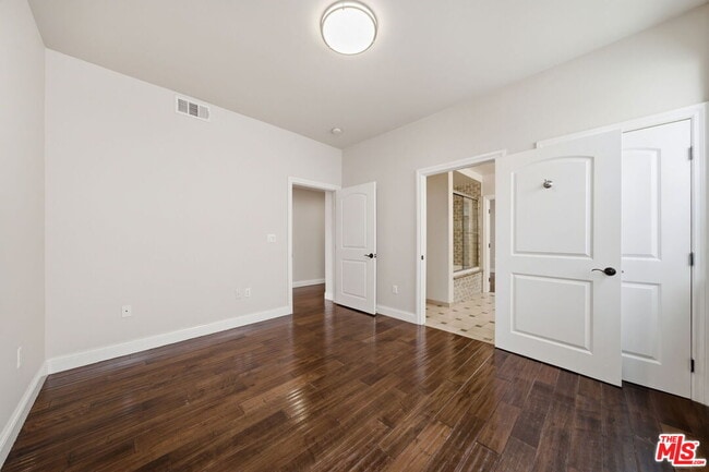 Building Photo - 320 S Swall Dr