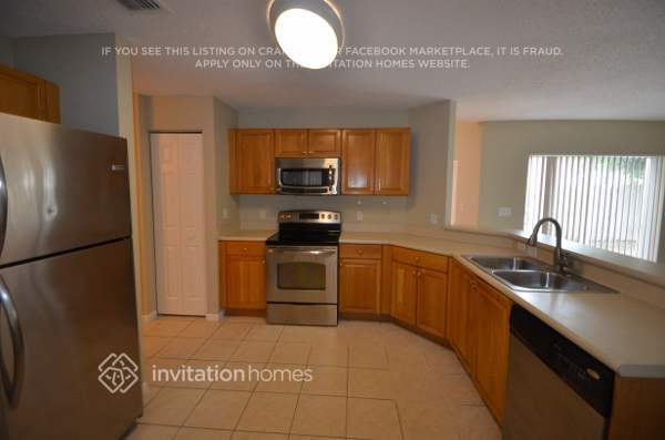 Building Photo - 2432 SW 161st Ave