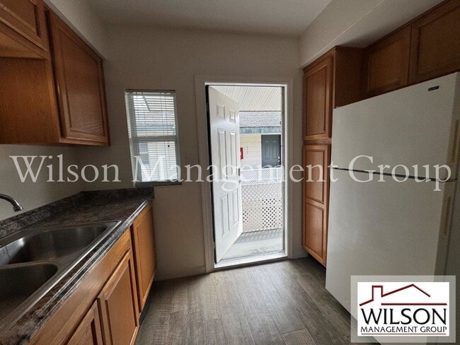 Building Photo - 206 E Yale St