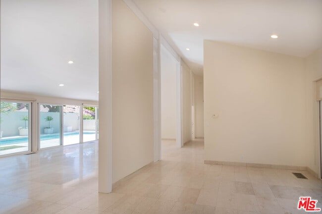 Building Photo - 480 N Robinwood Dr