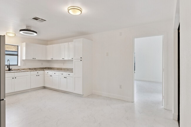 Building Photo - 527 Glade Ct