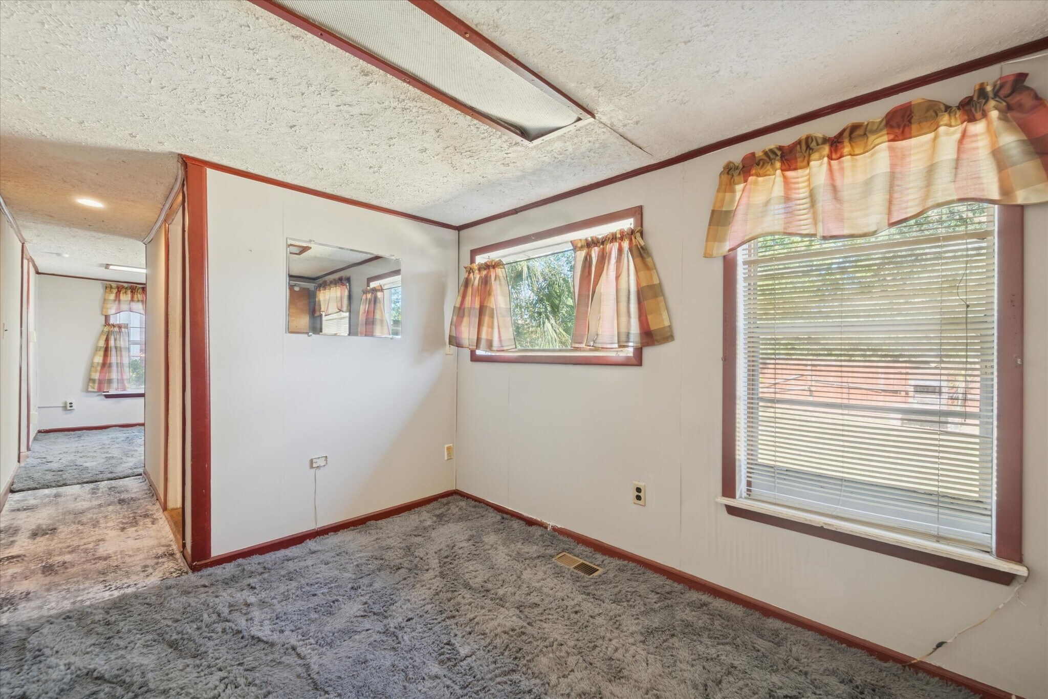 Building Photo - 742 E Park Ave