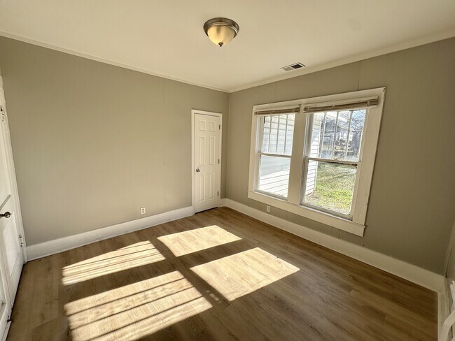 Building Photo - 1307 3rd Ave N