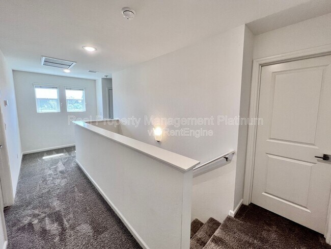 Building Photo - 2038 N Perry Ln