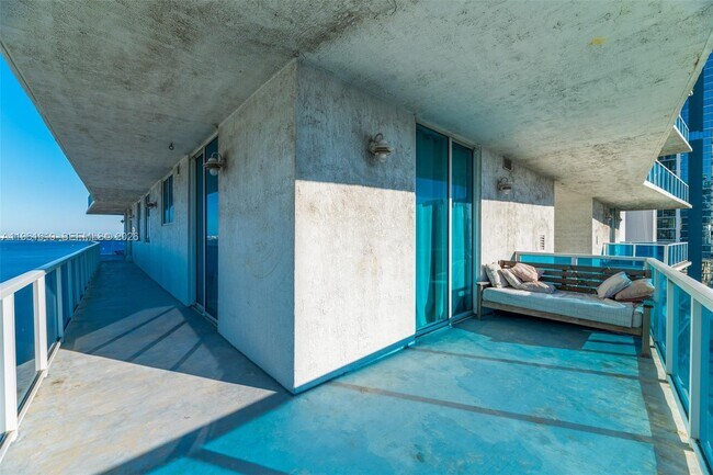 Building Photo - 700 NE 25th St