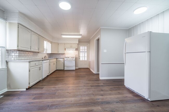 Building Photo - Updated 2 Bedroom Ranch with Sunroom & Garage!