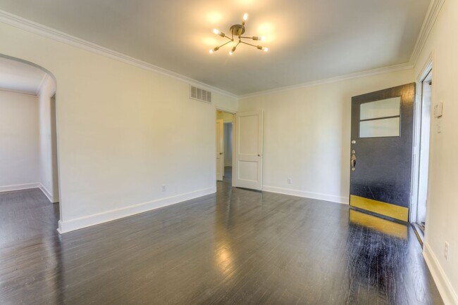 Building Photo - Beautifully renovated duplex in High Point Terrace!