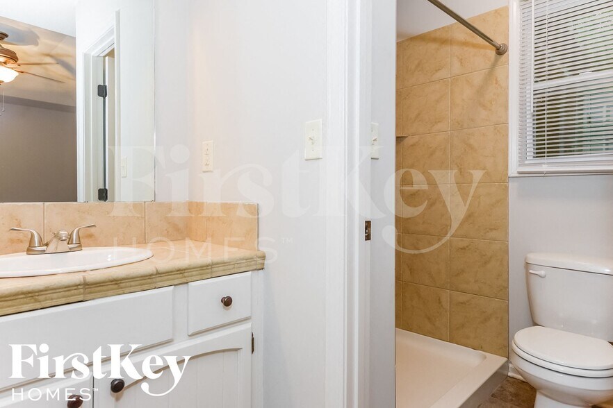 Building Photo - 5905 NW Whispering Oaks Ln