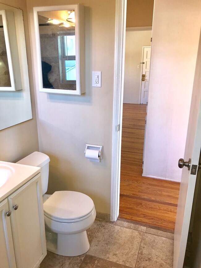 Building Photo - MOVE IN READY! Minutes from Little Italy! ...