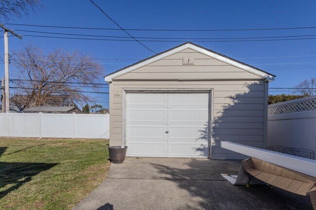 Building Photo - Immaculate 3 bedroom 1 Bathroom - Full House