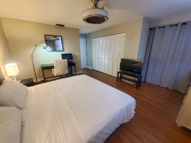 Building Photo - 3568 Boca Ciega Dr