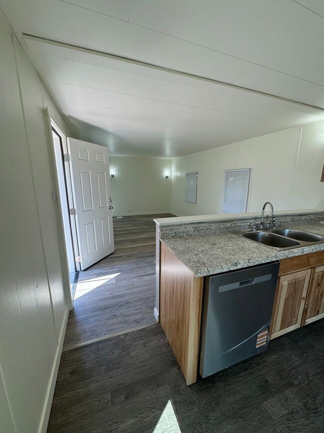 Building Photo - 2 Bedroom 1 Bathroom for rent 675 Square feet