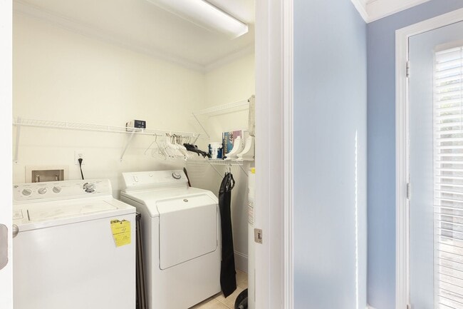 Building Photo - Updated 3/2 Bungalow w/ Large Backyard & M...