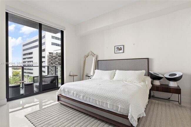 Building Photo - 2960 NE 207th St