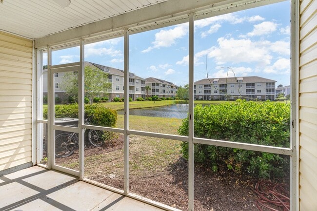 Building Photo - BEAUTIFUL - Lakefront Living – 3BR/3BA Tow...