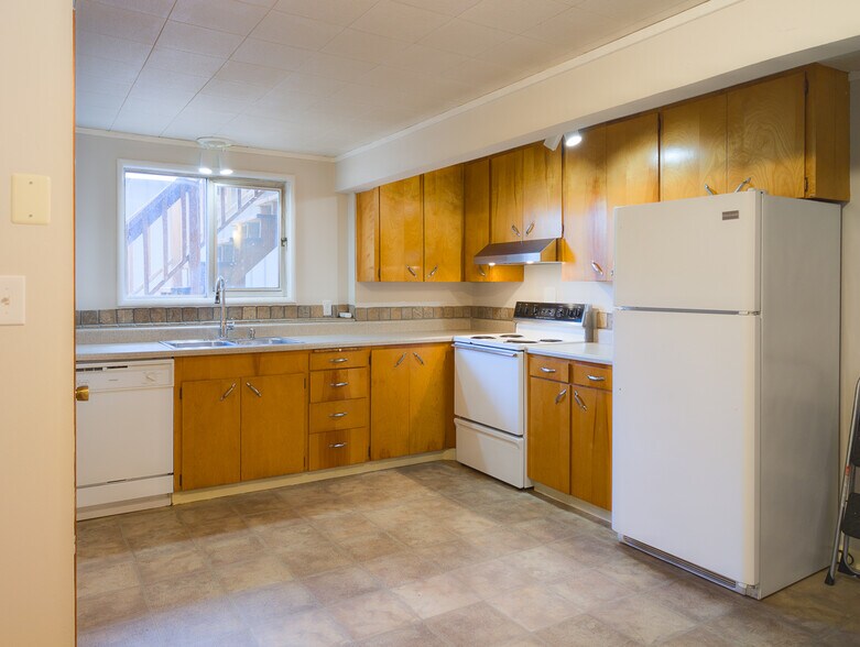 Kitchen - 124 Rogers St NW