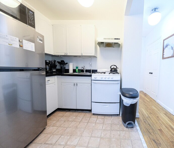 Building Photo - 305 E 95th St