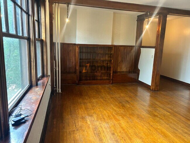 Building Photo - 710 Perry St