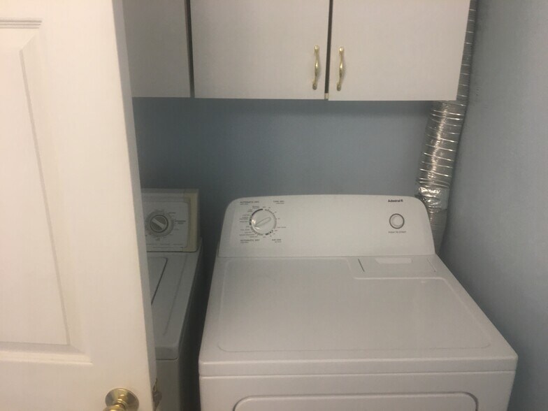 Building Photo - 213 Hildred Dr