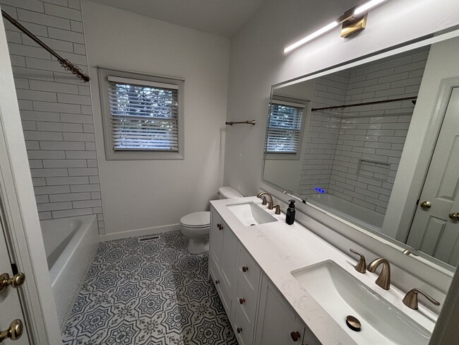 Building Photo - 420 Lake Forest Dr SE