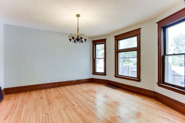 Building Photo - Renovated 3 Bedroom 2 bathroom house. Superb Master suite.