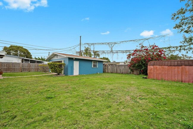 Building Photo - Spacious Studio 1 bath with Beautiful wood...