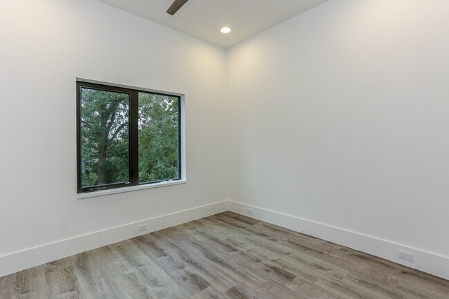 Building Photo - 3404 Saltus St