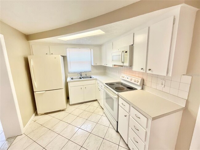 Building Photo - 3054 Primrose Dr