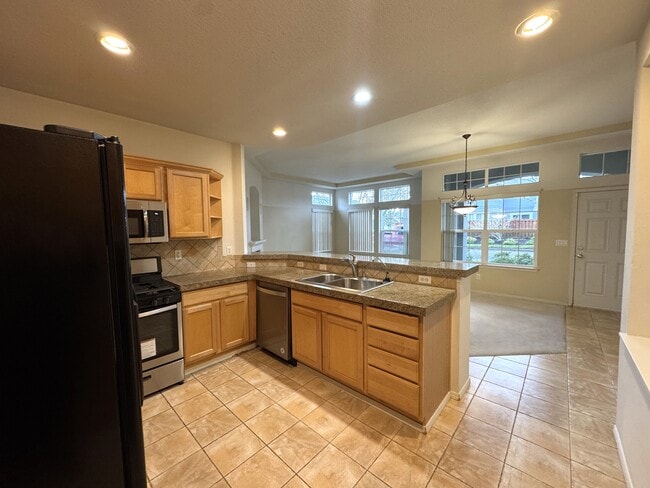 Building Photo - 1754 NE Ashberry Dr