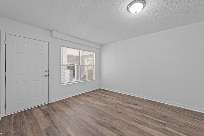 Building Photo - Beautiful Three bedrooms two baths apartment.