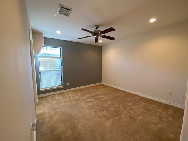 Building Photo - Beautifully maintained 3-bedroom, 3.5-bath townhome