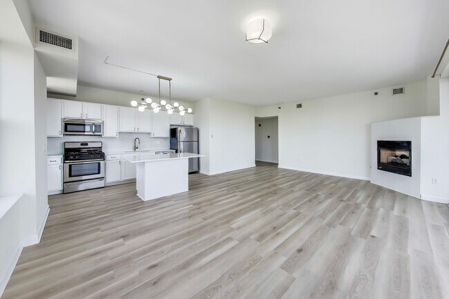 Building Photo - 5 E 14th Pl