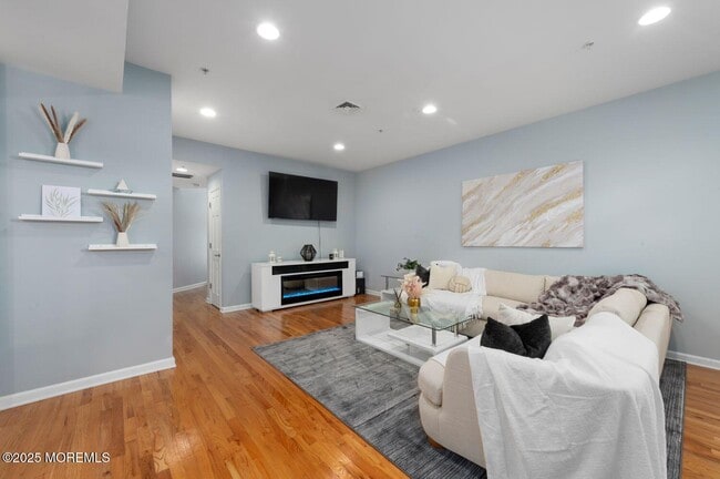 Building Photo - J162 Main St