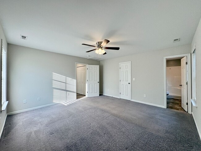 Building Photo - Move-In Ready, Fenced-In Backyard, Pet Friendly, One Story Home – Convenience Meets Comfort!