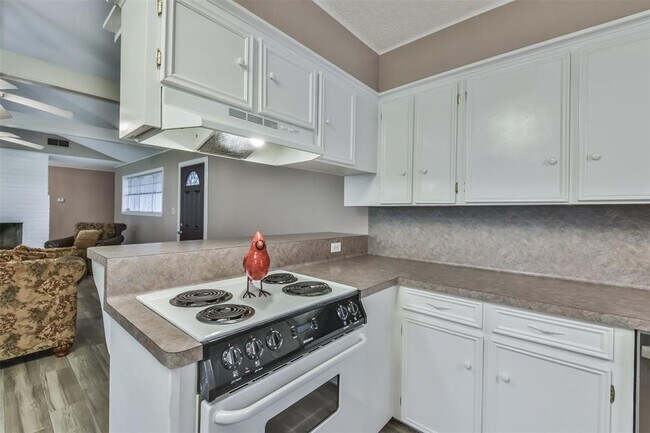 Building Photo - 23807 Red Oak Dr