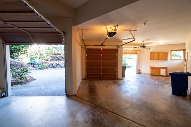 Building Photo - 4bd/4ba Bellevue Home